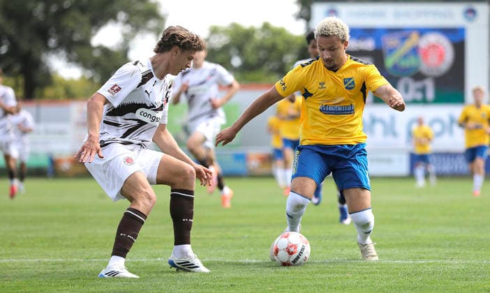 Photo: Noel Denis of Todesfelde battles for the ball against St. Pauli s Jannik Robatsch; left: Regionalliga Nord soccer, Matchday 1 on Sun, Aug. 2, 2026, SV Todesfelde vs. FC St. Pauli II