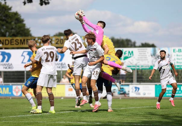 Photo: St. Pauli goalkeeper Simon Spari makes a save against Benjamin Petrick on the right; St. Pauli s Hugo Weber (27) is lurking up front, and Ammon Moser (23) is on the left. Regionalliga Nord soccer, Matchday 1 on Sunday, August 2, 2026: SV Todesfelde vs. FC St. Pauli II