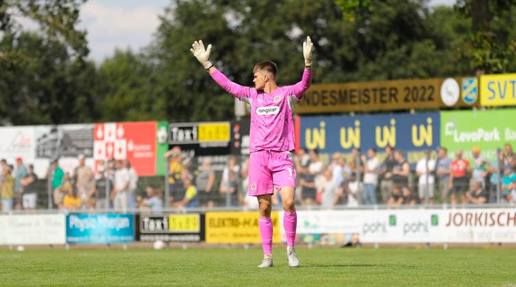 Photo: St. Pauli goalkeeper Simon Spari looks skeptical. Soccer: Regionalliga Nord, Matchday 1 on Sun, Aug. 2, 2026: SV Todesfelde vs. FC St. Pauli II