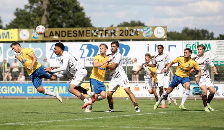 Photo: Mirco Boland (left); Todesfelde scores with a header to make it 5–4. Soccer: Regionalliga Nord, Matchday 1 on Sun, Aug. 2, 2026: SV Todesfelde vs. FC St. Pauli II