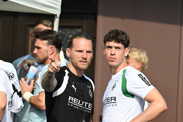 August 2, 2026 Rottach Egern Soccer, Men s, 2026–2027 season, Borussia Mönchengladbach training camp; Eugen Polanski, Gladbach coach (left), sets the tone here with Philipp Sander (Gladbach, right). DFL regulations prohibit any use of photographs as image sequences and or quasi-video. Am Birkenmoos Stadium, Bavaria, Germany