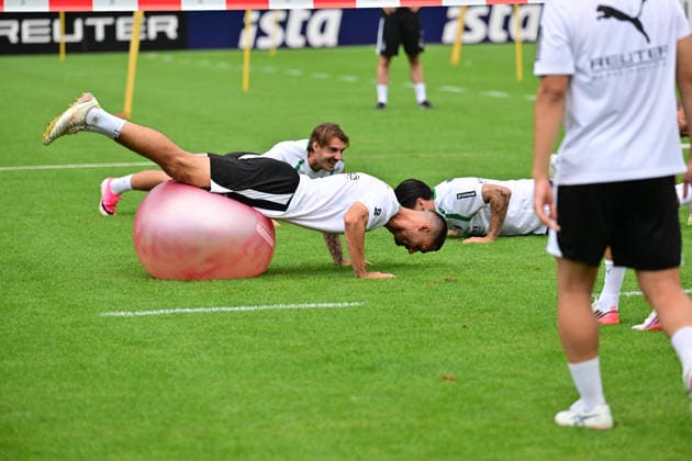 August 2, 2026 Rottach Egern Soccer, Men s, 2026–2027 season, Borussia Mönchengladbach training camp; Tim Kleindienst of Gladbach doing a push-up on a Pilates ball. DFL regulations prohibit any use of photographs as image sequences and or quasi-video. Am Birkenmoos Stadium, Bavaria, Germany