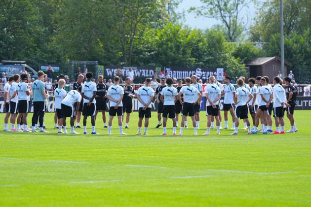 August 2, 2026, xydrx, soccer, training camp, Borussia Mönchengladbach, 2026–2027 season, Birkenmoos Stadium: The team stands in a circle during a pep talk by Eugen Polanski, head coach of Borussia Mönchengladbach. DFB regulations prohibit any use of photographs as image sequences and or quasi-video. Copyright: HMBxMedia YannisxDreimann