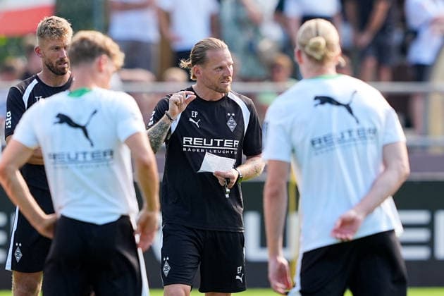 August 2, 2026, xydrx, soccer, training camp, Borussia Mönchengladbach, 2026–2027 season, Birkenmoos Stadium: The team stands in a circle during a pep talk by Eugen Polanski, head coach of Borussia Mönchengladbach. DFB regulations prohibit any use of photographs as image sequences and or quasi-video. Copyright: HMBxMedia YannisxDreimann