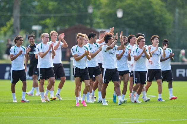 August 2, 2026, xydrx, soccer, training camp, Borussia Mönchengladbach, 2026–2027 season, Stadion am Birkenmoos: Borussia Mönchengladbach players greet the fans. DFB regulations prohibit any use of photographs as image sequences and or quasi-video. Copyright: HMBxMedia YannisxDreimann