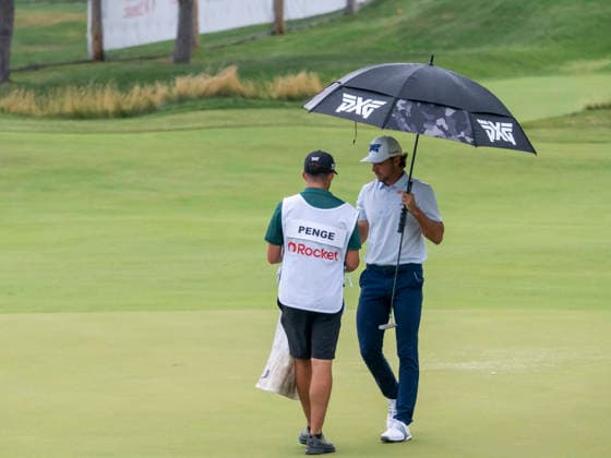 DETROIT, MI - AUGUST 02: Marco Penge (ENG) takes cover under an umbrella during the final round of the Rocket Classic at Detroit Golf Club on August 02, 2026, in Detroit, Michigan. (Photo by Joseph Weiser Icon Sportswire) GOLF: AUG 02 PGA, Golf Herren Rocket Classic EDITORIAL USE ONLY Icon260802017