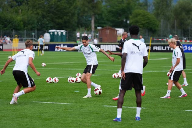 August 2, 2026, xydrx, soccer, training camp, Borussia Mönchengladbach, 2026–2027 season, Birkenmoos Stadium: A glimpse of a drill at training camp; Kevin Diks of Borussia Mönchengladbach can be seen watching; 4 players on the ball. DFB regulations prohibit any use of photographs as image sequences and or quasi-video. Copyright: HMBxMedia YannisxDreimann