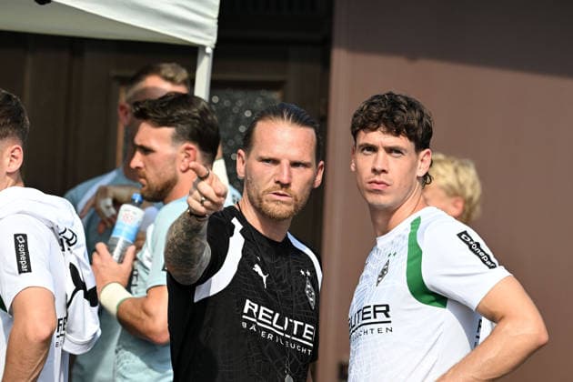 August 2, 2026 Rottach Egern Soccer, Men s, 2026–2027 season, Borussia Mönchengladbach training camp. In conversation (from left): Eugen Polanski, Gladbach coach, and Philipp Sander, Gladbach. DFL regulations prohibit any use of photographs as image sequences and or quasi-video. Am Birkenmoos Stadium, Bavaria, Germany
