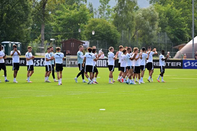 August 2, 2026 Rottach Egern Soccer, Men s, 2026–2027 Season, Borussia Mönchengladbach Training Camp The team thanks the fans. DFL regulations prohibit any use of photographs as image sequences and or quasi-video. Am Birkenmoos Stadium, Bavaria, Germany