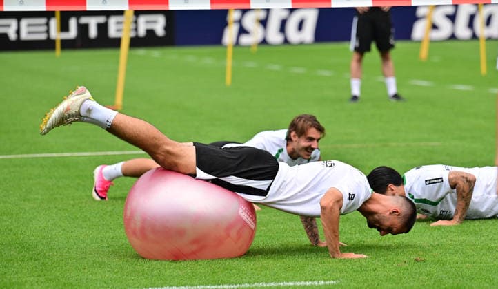 August 2, 2026 Rottach Egern Soccer, Men s, 2026–2027 Season, Training Camp Borussia Mönchengladbach Tim Kleindienst Gladbach with the Pilates ball DFL regulations prohibit any use of photographs as image sequences and or quasi-video Am Birkenmoos Stadium Bavaria, Germany