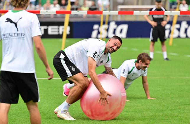 August 2, 2026 Rottach Egern Soccer, Men s, 2026–2027 Season, Training Camp Borussia Mönchengladbach Tim Kleindienst Gladbach with the Pilates ball DFL regulations prohibit any use of photographs as image sequences and or quasi-video Am Birkenmoos Stadium Bavaria, Germany