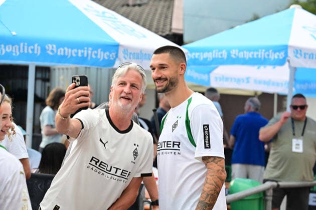 August 2, 2026 Rottach Egern Soccer, Men s, 2026–2027 season, Borussia Mönchengladbach training camp: A selfie with Tim Kleindienst (Gladbach, right). DFL regulations prohibit any use of photographs as image sequences and or quasi-video. Am Birkenmoos Stadium, Bavaria, Germany