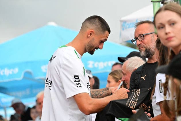 August 2, 2026 Rottach Egern Soccer, Men s, 2026–2027 Season, Borussia Mönchengladbach Training Camp Tim Kleindienst Gladbach signs autographs DFL regulations prohibit any use of photographs as image sequences and or quasi-video Am Birkenmoos Stadium Bavaria, Germany