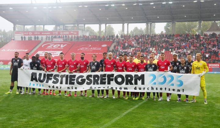 Zwickau, August 1, 2026, Zwickau Stadium, Soccer, Northeast Regional League, FSV Zwickau vs. Greifswalder FC, Pictured: Protest in support of the Regional League reform Compass Model before the game in Zwickau, For editorial use only, NOFV regulations prohibit any use of photographs as image sequences and or quasi-video,