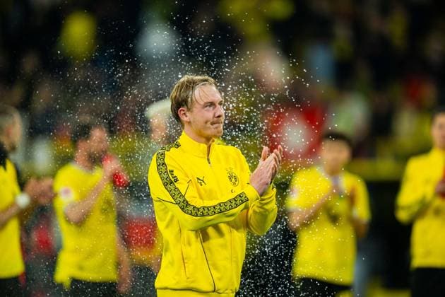 May 8, 2026 Soccer, 2025–2026, Bundesliga 1, Matchday 33, Borussia Dortmund vs. Eintracht Frankfurt: Julian Brandt takes a water shower after the game and waves goodbye to the fans. DFL regulations prohibit any use of photographs as image sequences and or quasi-video.
