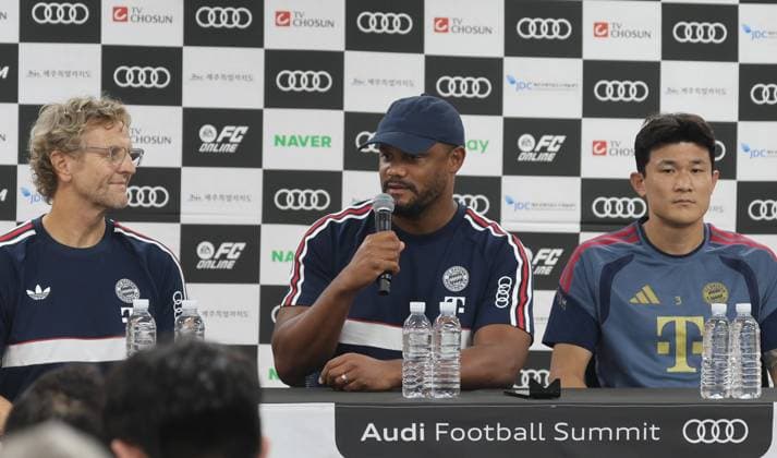 SKO, Bayern Press Officer Dieter Nickles, Vincent Kompany, FC Bayern Munich Coach, Kim Min-jae (Bayern Munich 3), FC Bayern Munich press conference ahead of the friendly match against Jeju SK, 2026–27 season, August 3, 2026, Bayern Munich, South Korea Copyright: xEibner-Pressefotox EP_JNL