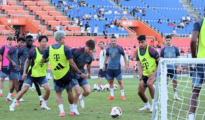 Football, Bundesliga, FC Bayern Munich, tour of Asia, training and press conference