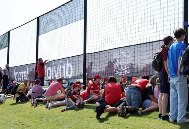 GER, Bayer 04 Leverkusen Training Camp in Blankenhain, August 3, 2026, Blankenhain, GER, 2026–2027 Season, Bundesliga 1, Bayer 04 Leverkusen Training Camp in Pictures: Fans watch the start of training through a net. DFL regulations prohibit any use of photographs as image sequences and or quasi-video.