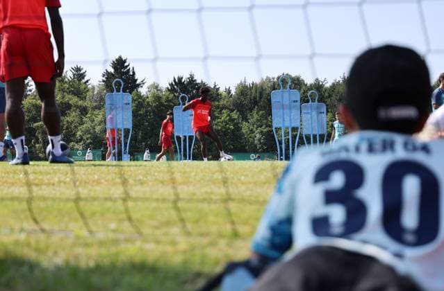 GER, Bayer 04 Leverkusen Training Camp in Blankenhain, August 3, 2026, Blankenhain, GER, 2026–2027 Season, Bundesliga 1, Bayer 04 Leverkusen Training Camp in Pictures: Fans watch the start of training through a net. DFL regulations prohibit any use of photographs as image sequences and or quasi-video.