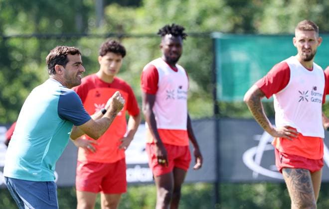 GER, Bayer 04 Leverkusen Training Camp in Blankenhain, August 3, 2026, Blankenhain, GER, 2026–2027 Season, Bundesliga 1, Bayer 04 Leverkusen Training Camp in Pictures: Coach Carles Martinez Gives Instructions. DFL regulations prohibit any use of photographs as image sequences and or quasi-video.