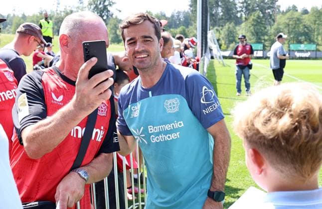 GER, Bayer 04 Leverkusen Training Camp in Blankenhain, August 3, 2026, Blankenhain, GER, 2026–2027 Season, Bundesliga 1, Bayer 04 Leverkusen Training Camp in Pictures: Coach Carles Martinez Poses for Fan Photos. DFL regulations prohibit any use of photographs as image sequences and or quasi-video.