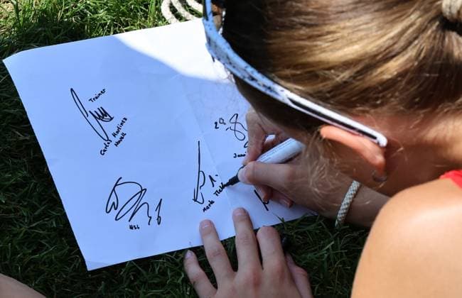 GER, Bayer 04 Leverkusen Training Camp in Blankenhain, August 3, 2026, Blankenhain, GER, 2026–2027 Season, Bundesliga 1, Bayer 04 Leverkusen Training Camp: A girl writes the players’ names next to their autographs. DFL regulations prohibit any use of photographs as image sequences and or quasi-video.
