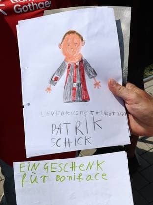 GER, Bayer 04 Leverkusen Training Camp in Blankenhain, August 3, 2026, Blankenhain, GER, 2026–2027 Season, Bundesliga 1, Bayer 04 Leverkusen Training Camp in Pictures: A boy drew his favorite player, Patrik Schick, to give him this picture. DFL regulations prohibit any use of photographs as image sequences and or quasi-video.