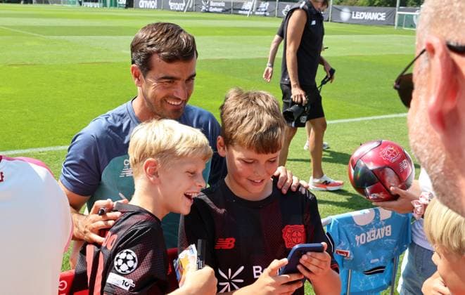 GER, Bayer 04 Leverkusen Training Camp in Blankenhain, August 3, 2026, Blankenhain, GER, 2026–2027 Season, Bundesliga 1, Bayer 04 Leverkusen Training Camp in Pictures: Coach Carles Martinez poses for photos with fans. DFL regulations prohibit any use of photographs as image sequences and or quasi-video.