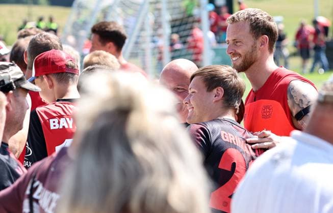 GER, Bayer 04 Leverkusen Training Camp in Blankenhain, August 3, 2026, Blankenhain, GER, 2026–2027 Season, Bundesliga 1, Bayer 04 Leverkusen Training Camp in Pictures: Goalkeeper Mark Flekken poses for photos with fans. DFL regulations prohibit any use of photographs as image sequences and or quasi-video content.