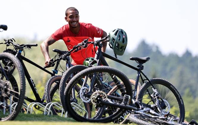 GER, Bayer 04 Leverkusen Training Camp in Blankenhain, August 3, 2026, Blankenhain, GER, 2026–2027 Season, Bundesliga 1, Bayer 04 Leverkusen Training Camp in Pictures: Arthur picks up a bicycle, causing several others to fall over. DFL regulations prohibit any use of photographs as image sequences and or quasi-video.