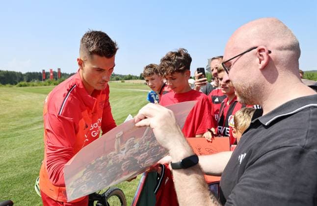 GER, Bayer 04 Leverkusen Training Camp in Blankenhain, August 3, 2026, Blankenhain, GER, 2026–2027 Season, Bundesliga 1, Bayer 04 Leverkusen Training Camp in Pictures: Patrik Schick Signs Autographs. DFL regulations prohibit any use of photographs as image sequences and or quasi-video content.