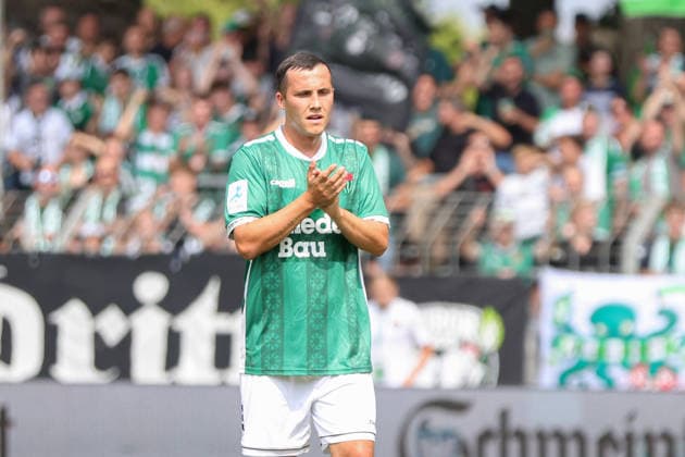 August 1, 2026, Men s Soccer, 2026–2027 Season, Bavarian Regional League, Matchday 2: 1 FC Schweinfurt 1905 vs. TSV 1860 Munich; Nils Piwernetz of FC Schweinfurt 05, 19, receiving applause; single frame from the Schweinfurt Riedel Bau Arena at the Sachs Stadio, Bavaria, Lower Franconia, Germany