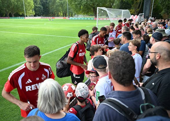 August 3, 2026, xophax, Soccer, Bundesliga 1, 1. FC Köln Training at the Geissbockheim of 1. FC Köln; Players sign autographs after training in Cologne