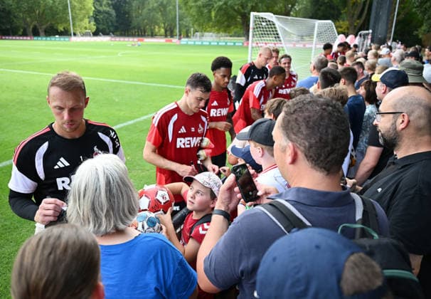 August 3, 2026, xophax, Soccer, Bundesliga 1, 1. FC Köln Training at the Geissbockheim of 1. FC Köln Players sign autographs after training Front left: Marvin Schwäbe, 1. FC Köln, Cologne