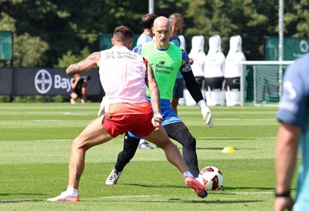 GER, Bayer 04 Leverkusen Training Camp in Blankenhain, August 3, 2026, Blankenhain, GER, 2026–2027 Season, 1. Bundesliga, Bayer 04 Leverkusen Training Camp in Pictures: Aleix Garcia (Leverkusen) vs. Goalkeeper Niklas Lomb (Leverkusen). DFL regulations prohibit any use of photographs as image sequences and or quasi-video content.