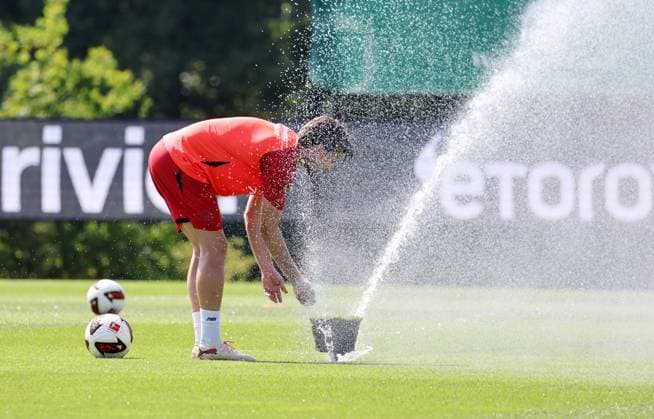 GER, Bayer 04 Leverkusen Training Camp in Blankenhain, August 3, 2026, Blankenhain, GER, 2026–2027 Season, Bundesliga 1, Bayer 04 Leverkusen Training Camp in Pictures: Jonas Hofmann of Leverkusen cools off under a sprinkler. DFL regulations prohibit any use of photographs as image sequences and or quasi-video.