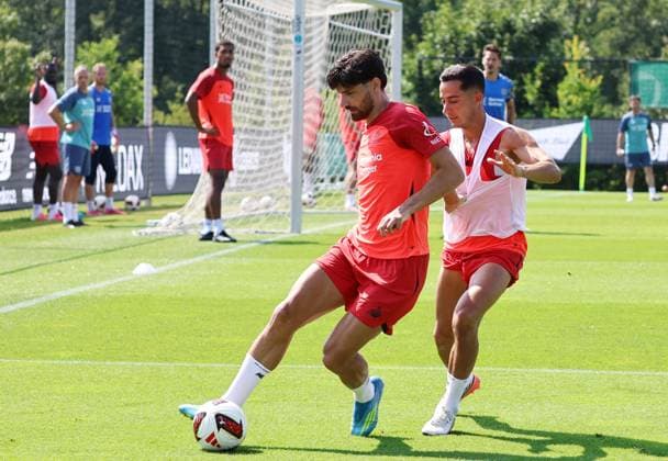 GER, Bayer 04 Leverkusen Training Camp in Blankenhain, August 3, 2026, Blankenhain, GER, 2026–2027 Season, Bundesliga 1, Bayer 04 Leverkusen Training Camp in Pictures: Martin Terrier (Leverkusen) vs. Lucas Vázquez (Leverkusen). DFL regulations prohibit any use of photographs as image sequences and or quasi-video content.