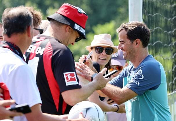 GER, Bayer 04 Leverkusen Training Camp in Blankenhain, August 3, 2026, Blankenhain, GER, 2026–2027 Season, Bundesliga 1, Bayer 04 Leverkusen Training Camp in Pictures: Coach Carles Martinez of Leverkusen Signs Autographs. DFL regulations prohibit any use of photographs as image sequences and or quasi-video.