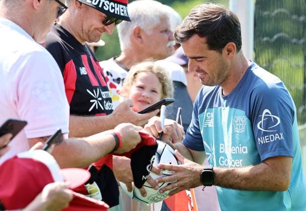 GER, Bayer 04 Leverkusen Training Camp in Blankenhain, August 3, 2026, Blankenhain, GER, 2026–2027 Season, Bundesliga 1, Bayer 04 Leverkusen Training Camp in Pictures: Coach Carles Martinez of Leverkusen Signs Autographs. DFL regulations prohibit any use of photographs as image sequences and or quasi-video.