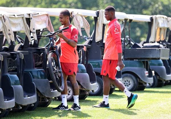GER, Bayer 04 Leverkusen Training Camp in Blankenhain, August 3, 2026, Blankenhain, GER, 2026–2027 Season, Bundesliga 1, Bayer 04 Leverkusen Training Camp in Pictures: Arthur Leverkusen loads his bike; on the right, Christian Kofane Leverkusen. DFL regulations prohibit any use of photographs as image sequences and or quasi-video.