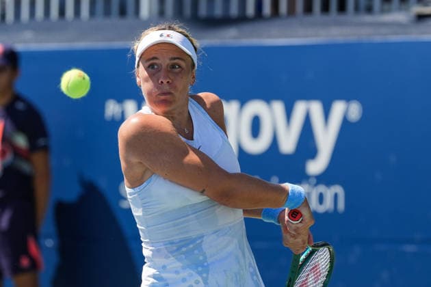 WTA, Tennis Damen Masters 1000 National Bank Open Toronto 2026 - Round of 128 - Day 3 Leolia Jeanjean of France plays a backhand during the Women™s Singles round of 128 match against Magdalena French of Poland on day 3 of the WTA Masters 1000 National Bank Open at Sobeys Stadium on August 3, 2026, in Toronto, Canada. (Photo by Leonardo Ramirez Eyepix Group) Copyright: xLeonardoxRamirezx xEyepixxGroupx LR03082026-08548