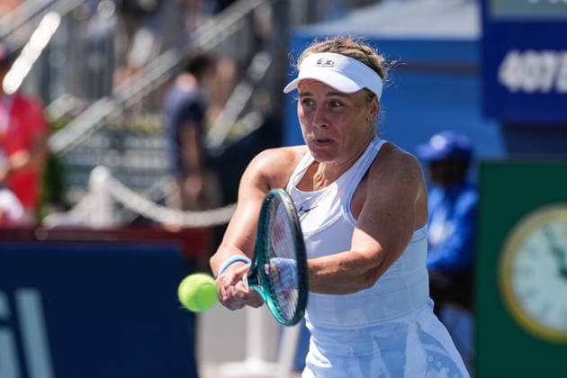 WTA, Tennis Damen Masters 1000 National Bank Open Toronto 2026 - Round of 128 - Day 3 Leolia Jeanjean of France plays a backhand during the Women™s Singles round of 128 match against Magdalena French of Poland on day 3 of the WTA Masters 1000 National Bank Open at Sobeys Stadium on August 3, 2026, in Toronto, Canada. (Photo by Leonardo Ramirez Eyepix Group) Copyright: xLeonardoxRamirezx xEyepixxGroupx LR03082026-08585