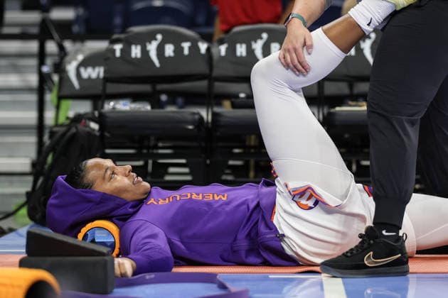 CHICAGO, USA - August 3: Alyssa Thomas (25 Phoenix Mercury) receives medical treatment before the WNBA, Basketball Damen, USA game between the Chicago Sky and Phoenix Mercury at Wintrust Arena on Monday, August 3 in Chicago, USA Copyright: xShainaxBenhiyoun SPPx Sportspressphoto_SPR200267