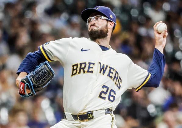 Milwaukee Brewers relief pitcher Aaron Ashby throws in the eighth inning of the MLB, Baseball Herren, USA game between the Pittsburgh Pirates and the Milwaukee Brewers at American Family Field in Milwaukee, Wisconsin on Monday, August 3, 2026.  MIL20260803829 TANNENxMAURY