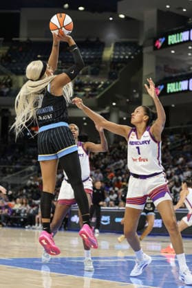 CHICAGO, USA - August 3: DiJonai Carrington (7 Chicago Sky) shoots the ball during the WNBA, Basketball Damen, USA game between the Chicago Sky and Phoenix Mercury at Wintrust Arena on Monday, August 3 in Chicago, USA Copyright: xShainaxBenhiyoun SPPx Sportspressphoto_SPR200284