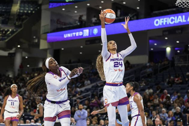 CHICAGO, USA - August 3: DeWanna Bonner (24 Phoenix Mercury) grabs the rebound during the WNBA, Basketball Damen, USA game between the Chicago Sky and Phoenix Mercury at Wintrust Arena on Monday, August 3 in Chicago, USA Copyright: xShainaxBenhiyoun SPPx Sportspressphoto_SPR200288