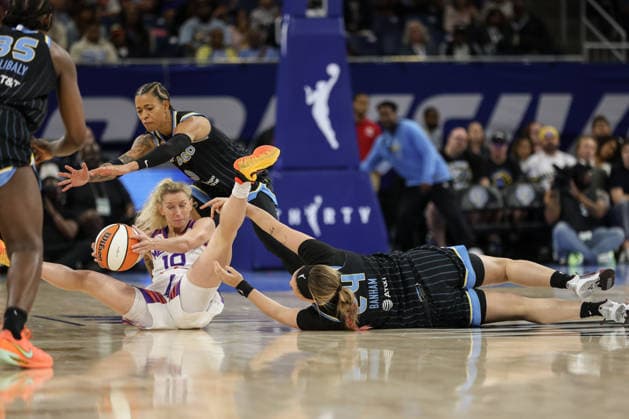 CHICAGO, USA - August 3: Lexi Held (10 Phoenix Mercury) Natasha Cloud (9 Chicago Sky) and Rachel Banham (24 Chicago Sky) battle for the ball during the WNBA, Basketball Damen, USA game between the Chicago Sky and Phoenix Mercury at Wintrust Arena on Monday, August 3 in Chicago, USA Copyright: xShainaxBenhiyoun SPPx Sportspressphoto_SPR200289