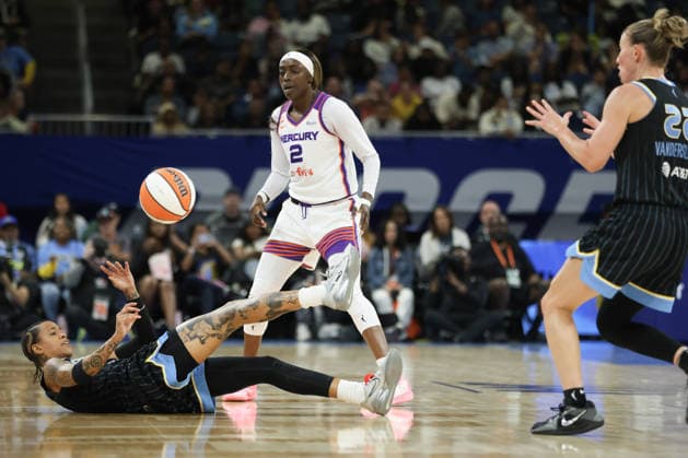 CHICAGO, USA - August 3: Natasha Cloud (9 Chicago Sky) throws the ball to Courtney Vandersloot (22 Chicago Sky) during the WNBA, Basketball Damen, USA game between the Chicago Sky and Phoenix Mercury at Wintrust Arena on Monday, August 3 in Chicago, USA Copyright: xShainaxBenhiyoun SPPx Sportspressphoto_SPR200303
