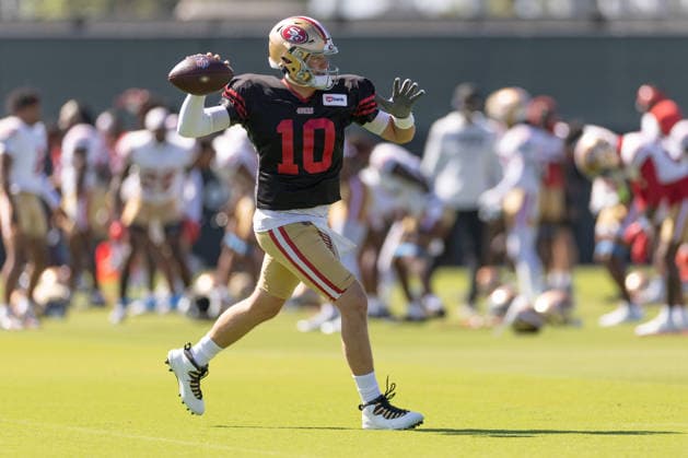 NFL, American Football Herren, USA San Francisco 49ers Training Camp Aug 3, 2026; Santa Clara, California, USA; San Francisco 49ers quarterback Mac Jones (10) warms up before the start of Training Camp at the SAP Performance Center next to Levi™s Stadium. Mandatory Credit: Stan Szeto - Image of Santa Clara California USA EDITORIAL USE ONLY Copyright: xStanxSzetox StanxSzetox iosphotos416886