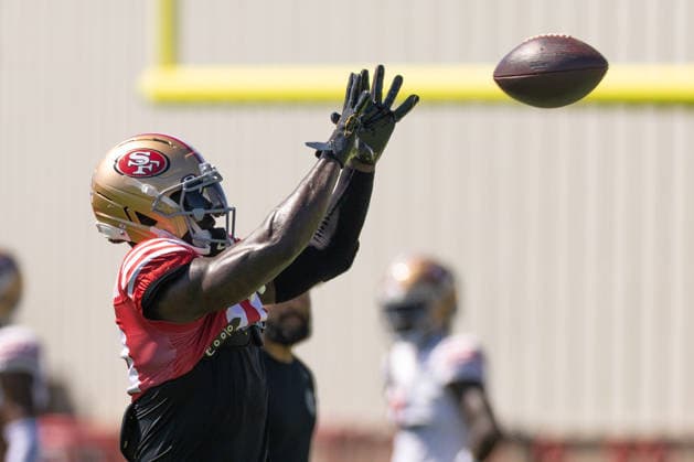 NFL, American Football Herren, USA San Francisco 49ers Training Camp Aug 3, 2026; Santa Clara, California, USA; San Francisco 49ers wide receiver Deebo Samuel Sr (19) catches the ball during Training Camp at the SAP Performance Center next to Levi™s Stadium. Mandatory Credit: Stan Szeto - Image of Santa Clara California USA EDITORIAL USE ONLY Copyright: xStanxSzetox StanxSzetox iosphotos416950